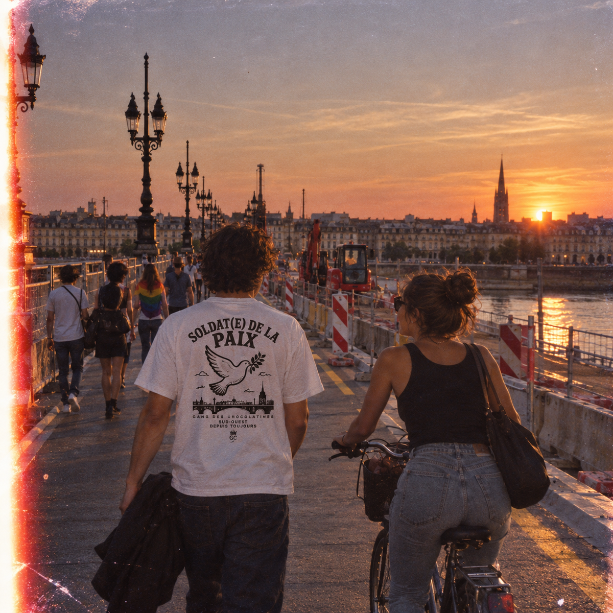 T-shirt blanc « Colombe de la paix » – Le Gang des Chocolatines, vue 2