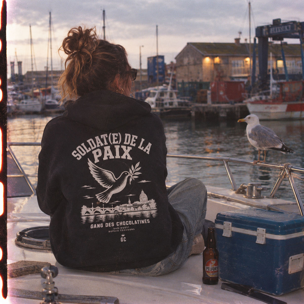 Hoodie noir « Colombe de la paix » – Le Gang des Chocolatines, vue 2