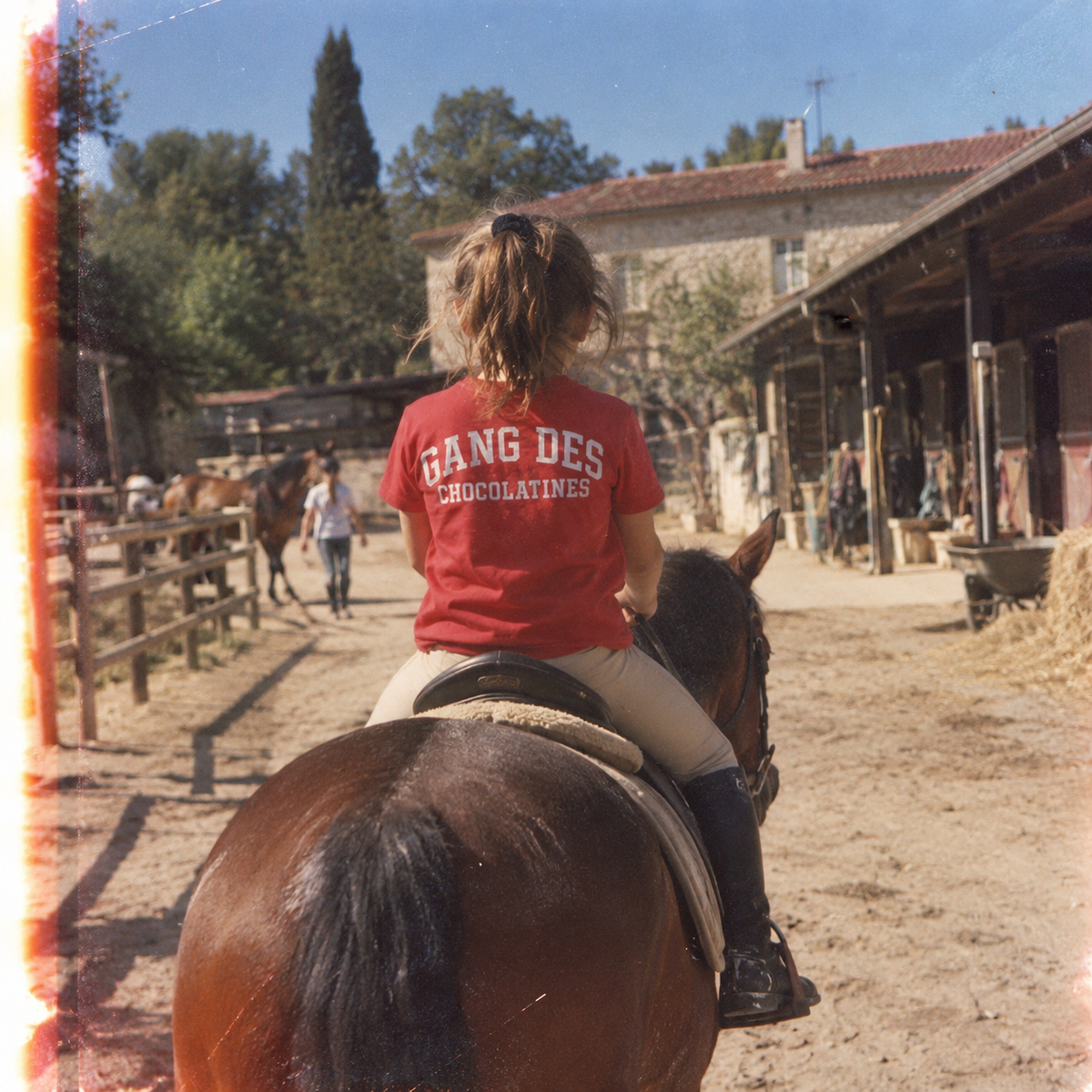 T-shirt enfant rouge « Tradition » – Le Gang des Chocolatines, vue 2