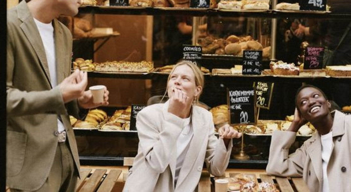 "Le Gang des Chocolatines" est plus qu'une marque ; c'est un mouvement et une communauté prônant l'harmonie et la douceur face à la négativité ambiante. Ses membres, guidés par le dialogue et les mots, cherchent la patience et la compréhension.
